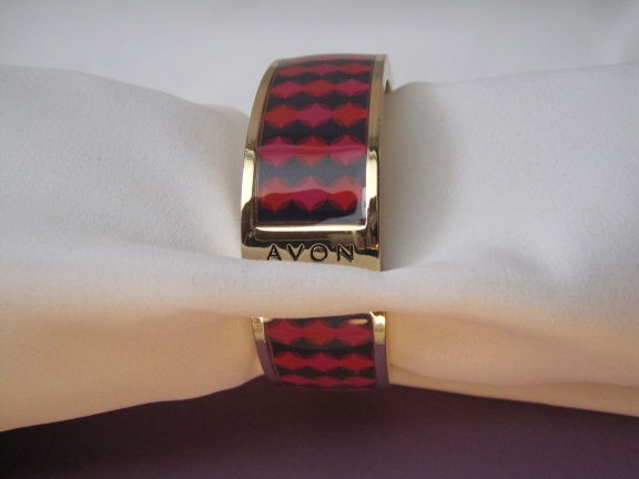 Armband Avon goudkleurig klap model met hard roze en paars gekleurde band 6.2x5.0 cm. - Afbeelding 2
