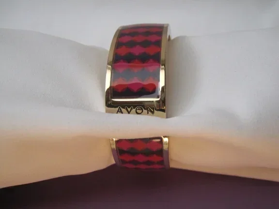 Armband Avon goudkleurig klap model met hard roze en paars gekleurde band 6.2x5.0 cm. - Afbeelding 3