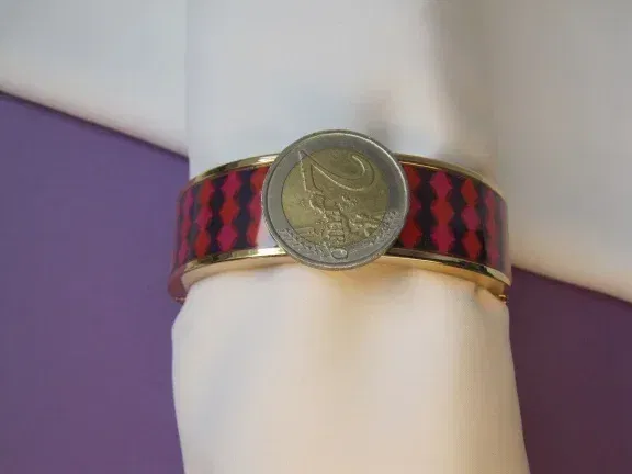 Armband Avon goudkleurig klap model met hard roze en paars gekleurde band 6.2x5.0 cm. - Afbeelding 4