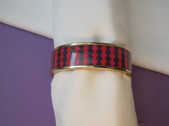 Armband Avon goudkleurig klap model met hard roze en paars gekleurde band 6.2x5.0 cm. - Afbeelding 5