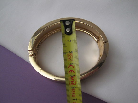 Armband Avon goudkleurig klap model met hard roze en paars gekleurde band 6.2x5.0 cm. - Afbeelding 8
