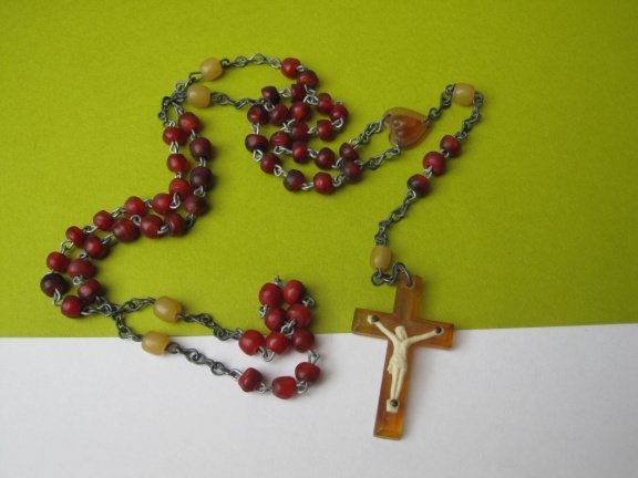 Rozenkrans Ierland antiek celluloid /kunststof crucifix 46 cm - nr. 1