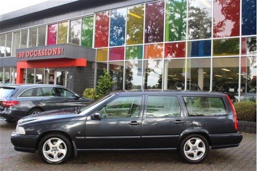 Volvo V70 - 2.5 Luxury-Line AUTM. *YOUNGTIMER* *7-PERS.* / LEDER / AIRCO / CRUISE CONTR. / TREKHAAK - 1