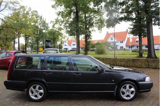 Volvo V70 - 2.5 Luxury-Line AUTM. *YOUNGTIMER* *7-PERS.* / LEDER / AIRCO / CRUISE CONTR. / TREKHAAK - 1