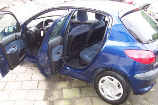 Peugeot 206 - 1.4 XR Gentry.5 Deurs.Airco.Trekhaak.Apk.Zuinig - 1