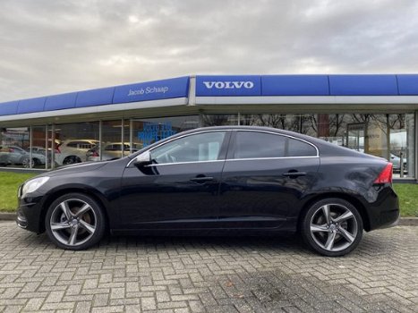 Volvo S60 - T3 150pk R-Design / Dealer onderhouden / Xenon / Navi / Pdc achter / 18 inch / Stoelverw - 1