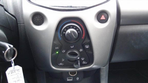 Toyota Aygo - 5DRS X-PLAY AIRCO CAMERA NL-AUTO - 1