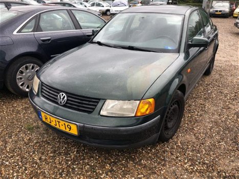 Volkswagen Passat - 1.6 Trendline - 1