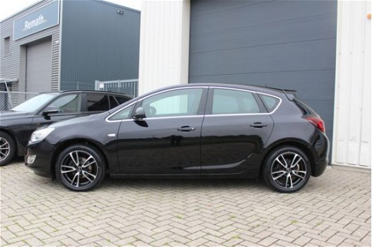 Opel Astra - 1.4 Cosmo /Navigatie/Pdc/Lichtmetaal/Sportieve auto - 1