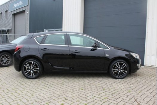 Opel Astra - 1.4 Cosmo /Navigatie/Pdc/Lichtmetaal/Sportieve auto - 1