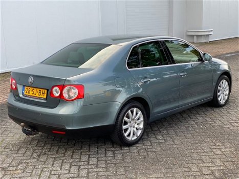 Volkswagen Jetta - 2.0 FSI Highline 150PK Automaat/Navi/Clima NAP - 1