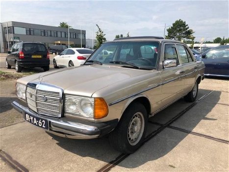 Mercedes-Benz 200-280 (W115) - 200-serie (240 D 3.0 Automaat, Nette wagen binnen zoals buiten goed g - 1