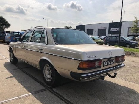 Mercedes-Benz 200-280 (W115) - 200-serie (240 D 3.0 Automaat, Nette wagen binnen zoals buiten goed g - 1