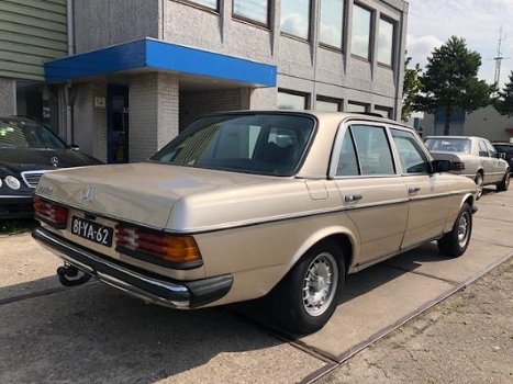 Mercedes-Benz 200-280 (W115) - 200-serie (240 D 3.0 Automaat, Nette wagen binnen zoals buiten goed g - 1