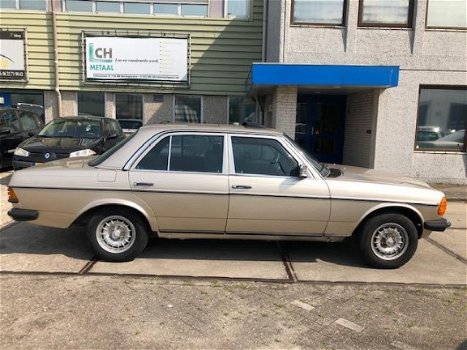 Mercedes-Benz 200-280 (W115) - 200-serie (240 D 3.0 Automaat, Nette wagen binnen zoals buiten goed g - 1