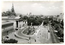 P072 Wenen Wien Ringstrasse mit Parlement und Rathaus  / Oostenrijk