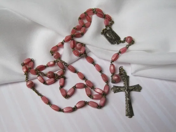 Rozenkrans antiek met roze glaskralen en zilverkleurig crucifix 54 cm - nr. 1
