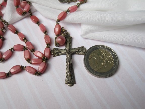 Rozenkrans antiek met roze glaskralen en zilverkleurig crucifix 54 cm - Afbeelding 2
