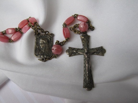 Rozenkrans antiek met roze glaskralen en zilverkleurig crucifix 54 cm - Afbeelding 3