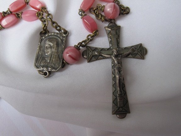 Rozenkrans antiek met roze glaskralen en zilverkleurig crucifix 54 cm - Afbeelding 4