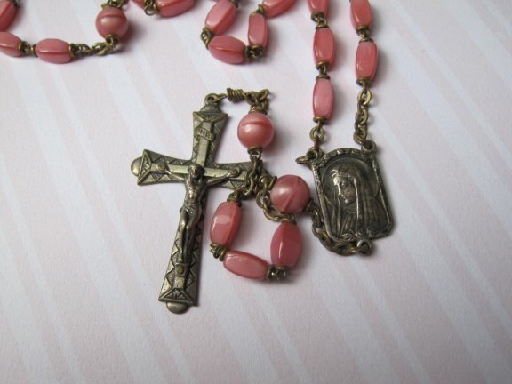 Rozenkrans antiek met roze glaskralen en zilverkleurig crucifix 54 cm - Afbeelding 5