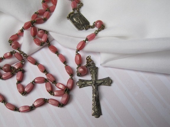 Rozenkrans antiek met roze glaskralen en zilverkleurig crucifix 54 cm - Afbeelding 6