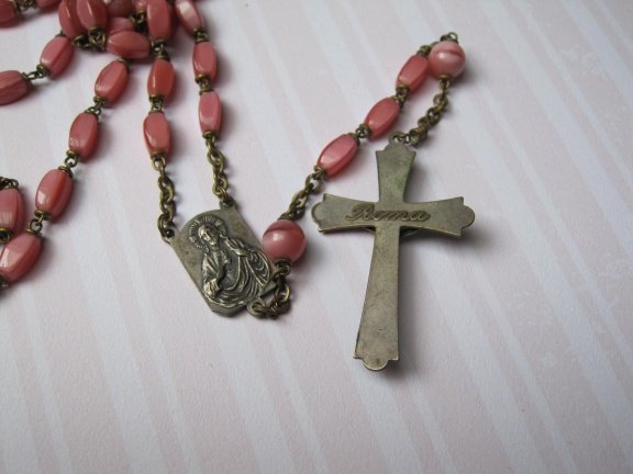 Rozenkrans antiek met roze glaskralen en zilverkleurig crucifix 54 cm - Afbeelding 7