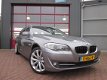 BMW 5-serie Touring - 523i Executive NAVI/ECC/LEER/FULL OPTIONS/6 MND BOVAG GAR - 1 - Thumbnail