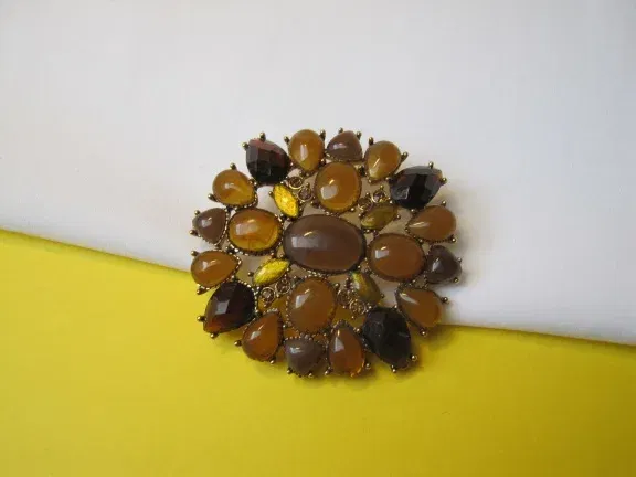 Broche Liz Claiborne goudkleurig met bruin tinten kunststof cabochons 5.0x4.7 cm. - nr. 1