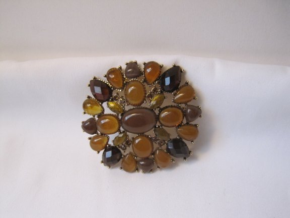 Broche Liz Claiborne goudkleurig met bruin tinten kunststof cabochons 5.0x4.7 cm. - Afbeelding 2