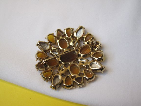 Broche Liz Claiborne goudkleurig met bruin tinten kunststof cabochons 5.0x4.7 cm. - Afbeelding 3