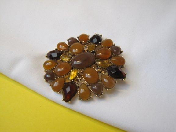 Broche Liz Claiborne goudkleurig met bruin tinten kunststof cabochons 5.0x4.7 cm. - Afbeelding 4