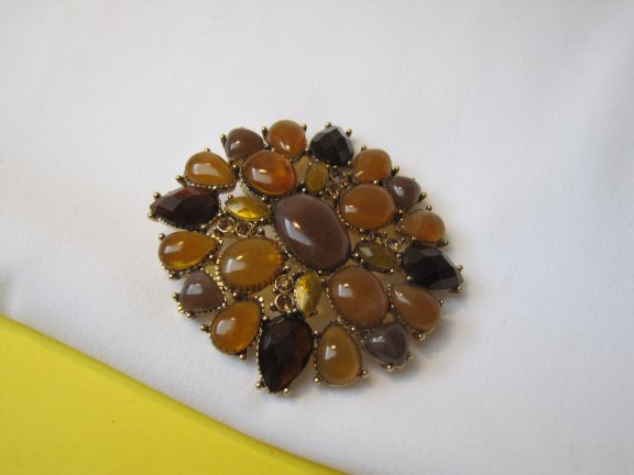 Broche Liz Claiborne goudkleurig met bruin tinten kunststof cabochons 5.0x4.7 cm. - Afbeelding 6