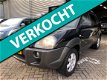 Hyundai Tucson - 2.0 CRDi Dynamic 5-deurs airco lm-velgen elektrische ramen+spiegels cruise controle - 1 - Thumbnail