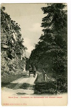 R124 Torsaulen im Ammerwald mit blauem Jaeger Nord Tirol / Oostenrijk - 1