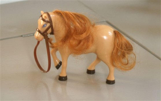 plastic paardje/pony met mooie staart en manen (hoorde bij Evi) - 1