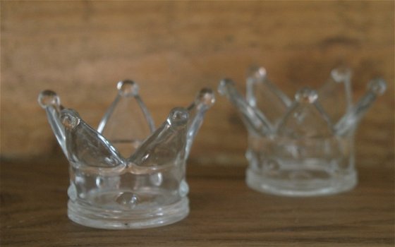 waxinelichthouders in de vorm van een kroontje (wit glas) - 1
