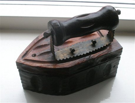 houten bakje in de vorm van een strijkbout / strijkijzer - 1