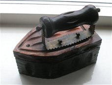 houten bakje in de vorm van een strijkbout / strijkijzer