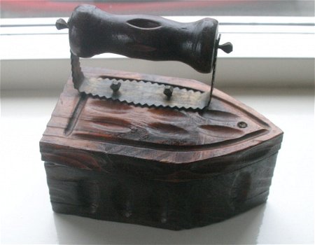 houten bakje in de vorm van een strijkbout / strijkijzer - 2