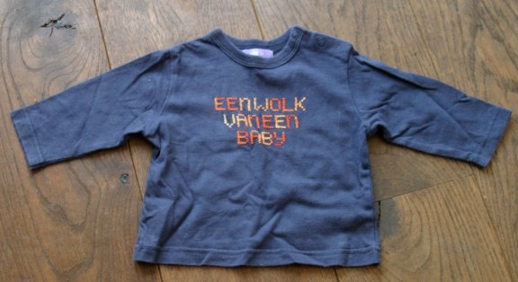 longsleeve/shirt met handgeborduurde tekst erop - 1