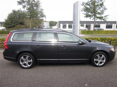 Volvo V70 - 2.0T Momentum Leer+Trekhaak - 1