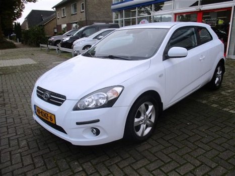 Kia Pro cee'd - 1.4 CVVT X-ecutive NL auto | sportstoelen | climate | camera | trekhaak | audio USB - 1