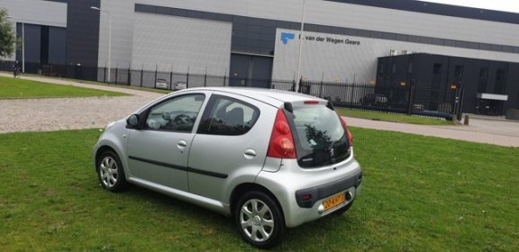 Peugeot 107 - 1.0-12V Sublime Lage km stand airco cv op afs elekramen stuurbkr - 1