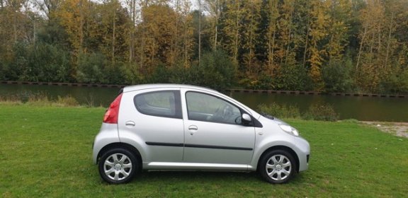 Peugeot 107 - 1.0-12V Sublime Lage km stand airco cv op afs elekramen stuurbkr - 1