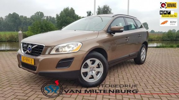 Volvo XC60 - 2.0 D3 FWD Momentum Navigatie / Parkeersensoren / Trekhaak - 1