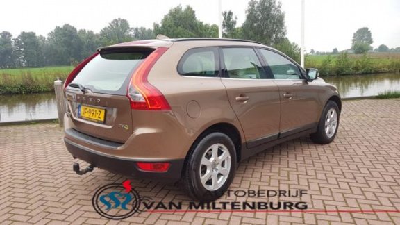 Volvo XC60 - 2.0 D3 FWD Momentum Navigatie / Parkeersensoren / Trekhaak - 1