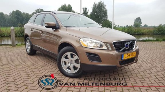 Volvo XC60 - 2.0 D3 FWD Momentum Navigatie / Parkeersensoren / Trekhaak - 1