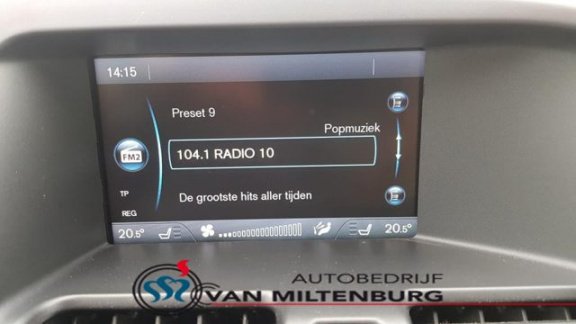 Volvo XC60 - 2.0 D3 FWD Momentum Navigatie / Parkeersensoren / Trekhaak - 1