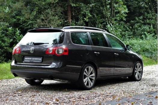 Volkswagen Passat Variant - 3.2 V6 Highline Individual 4-Motion SCHUIFDAK | LEDER | DSG | - 1